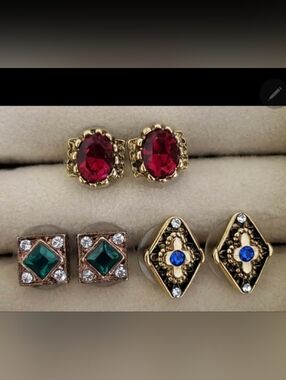 NWOT ANTIQUE STYLE KIKICHIC SPARKLY CRYSTAL STUD EARRINGS SET